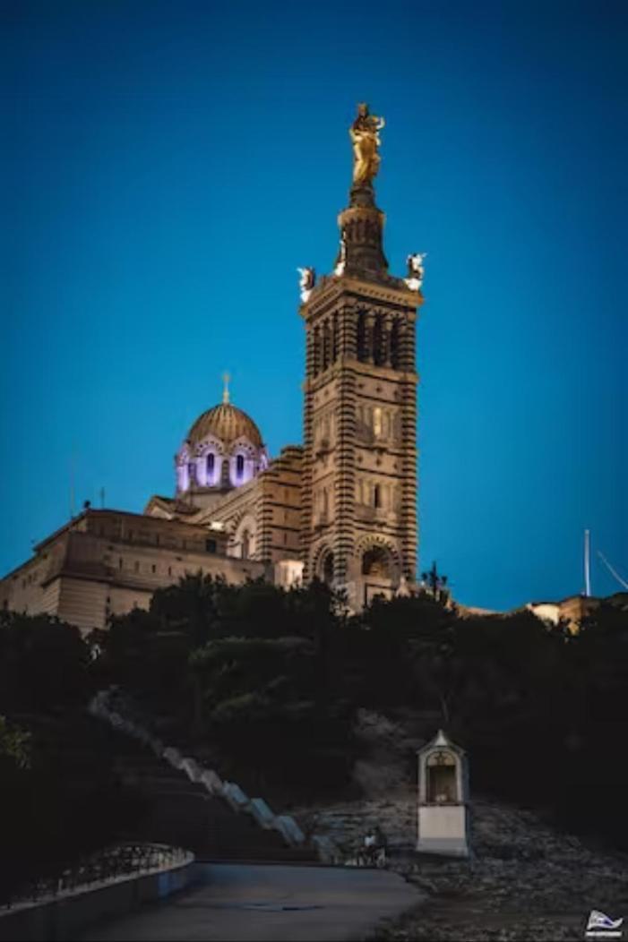 La Belle Aventure Au Soleil Du Vieux-port Marseilles